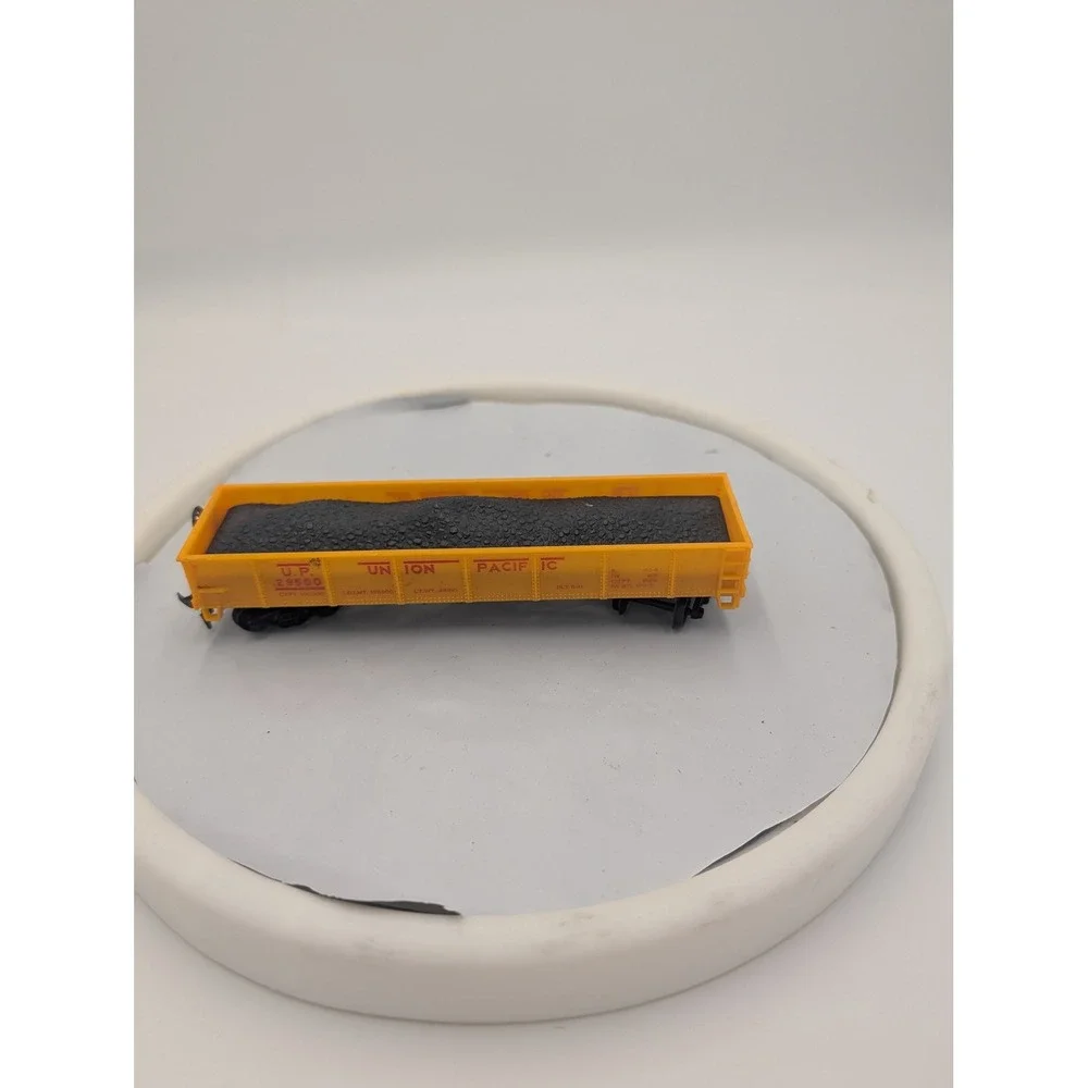 Union‎ Pacific HO Scale Gondola Car Yellow UP 29500 with Coal Load